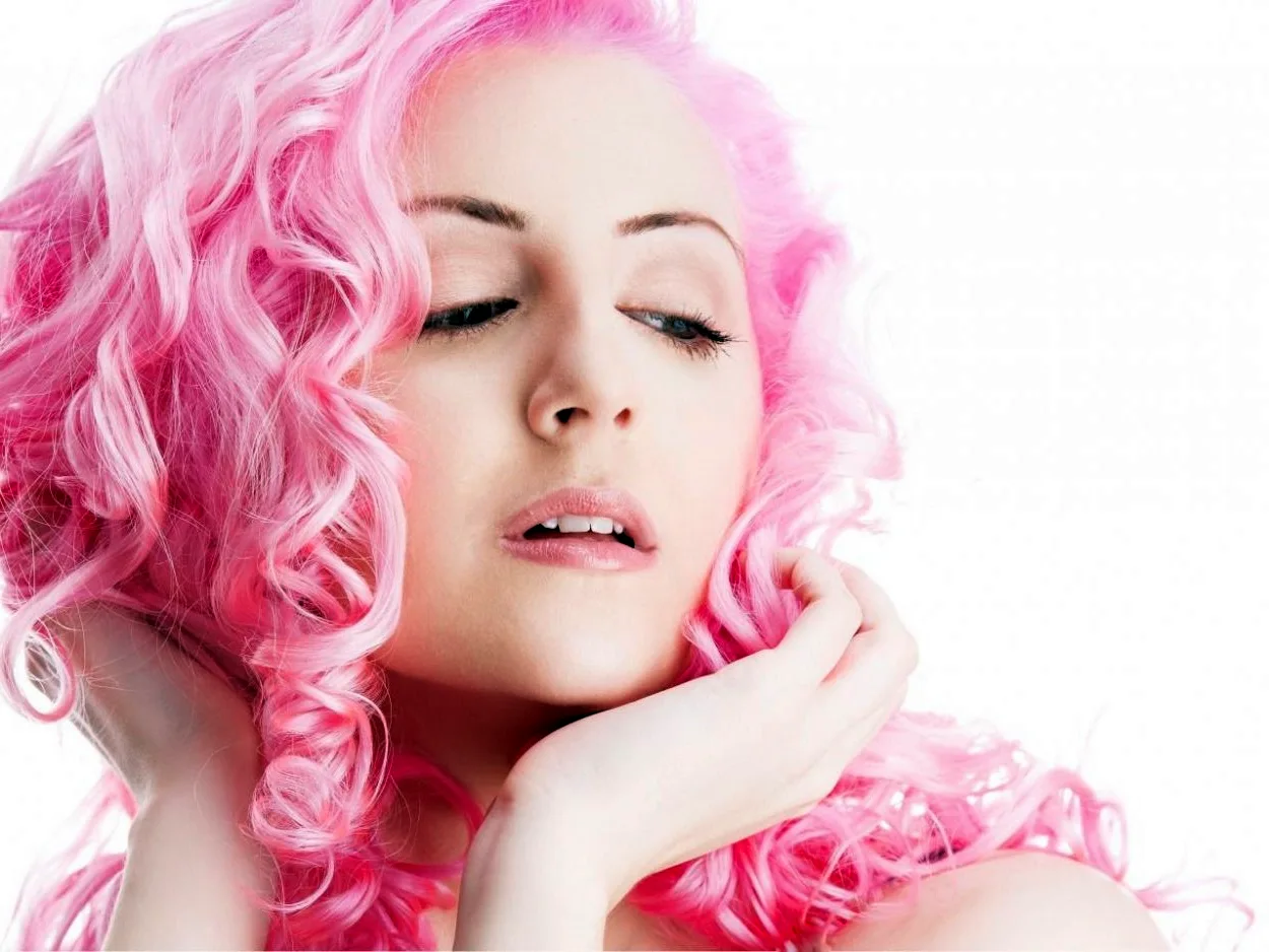 Дора певица с розовыми волосами