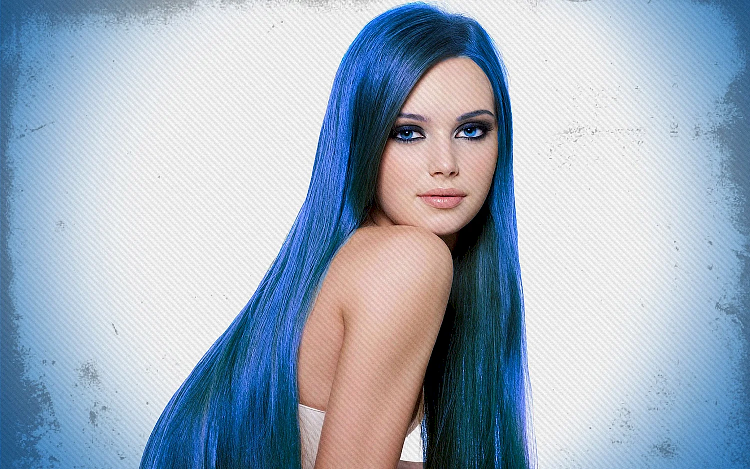 Дора певица с синими волосами