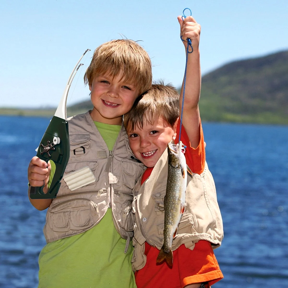 Два мальчика на рыбалке