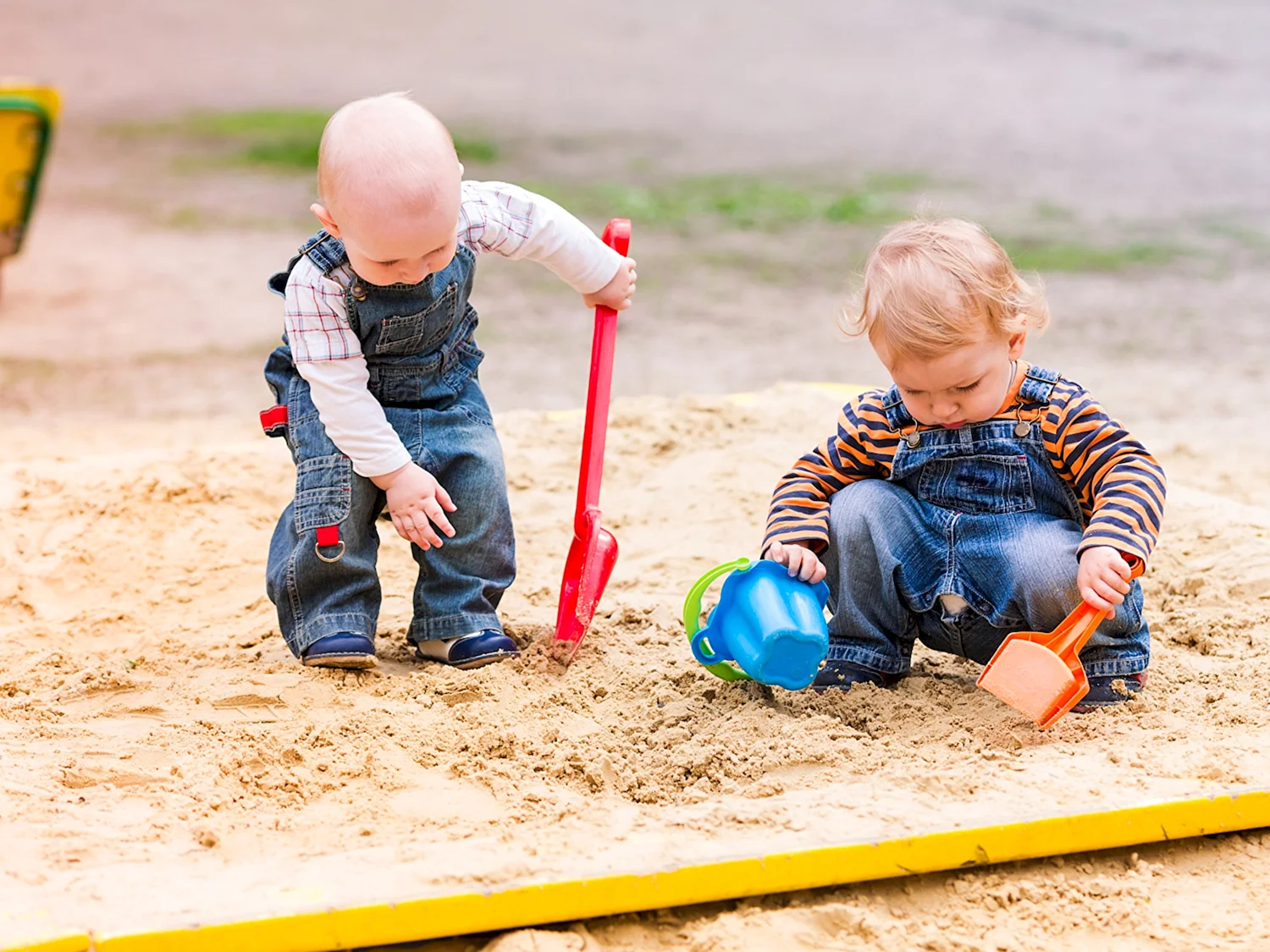 Два ребёнка в песочнице