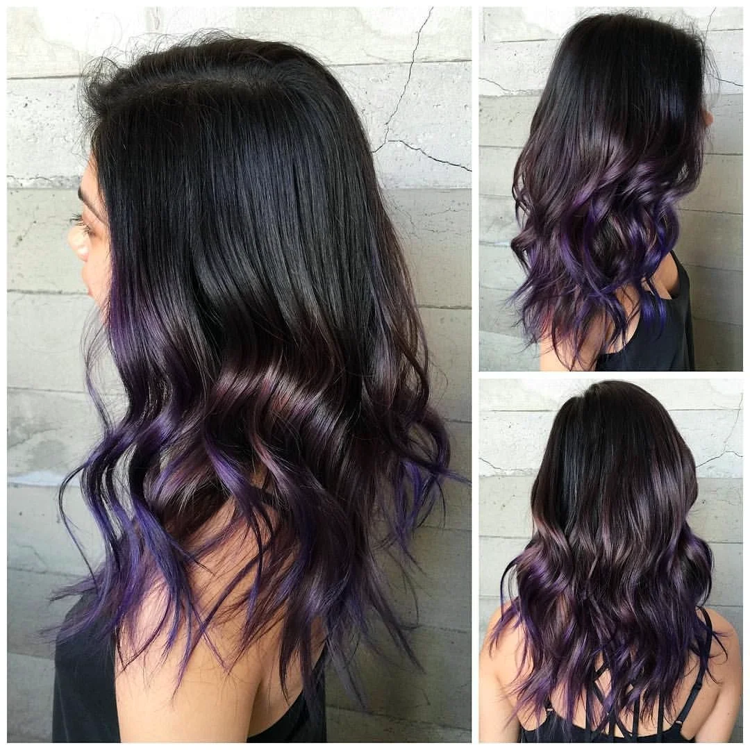 Две фиолетовые пряди на темных волосах