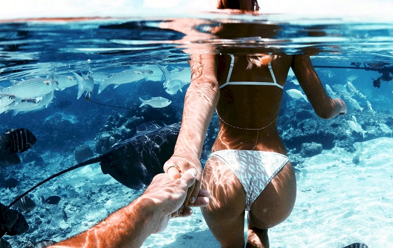 Екатерина Вилкова в купальнике под водой