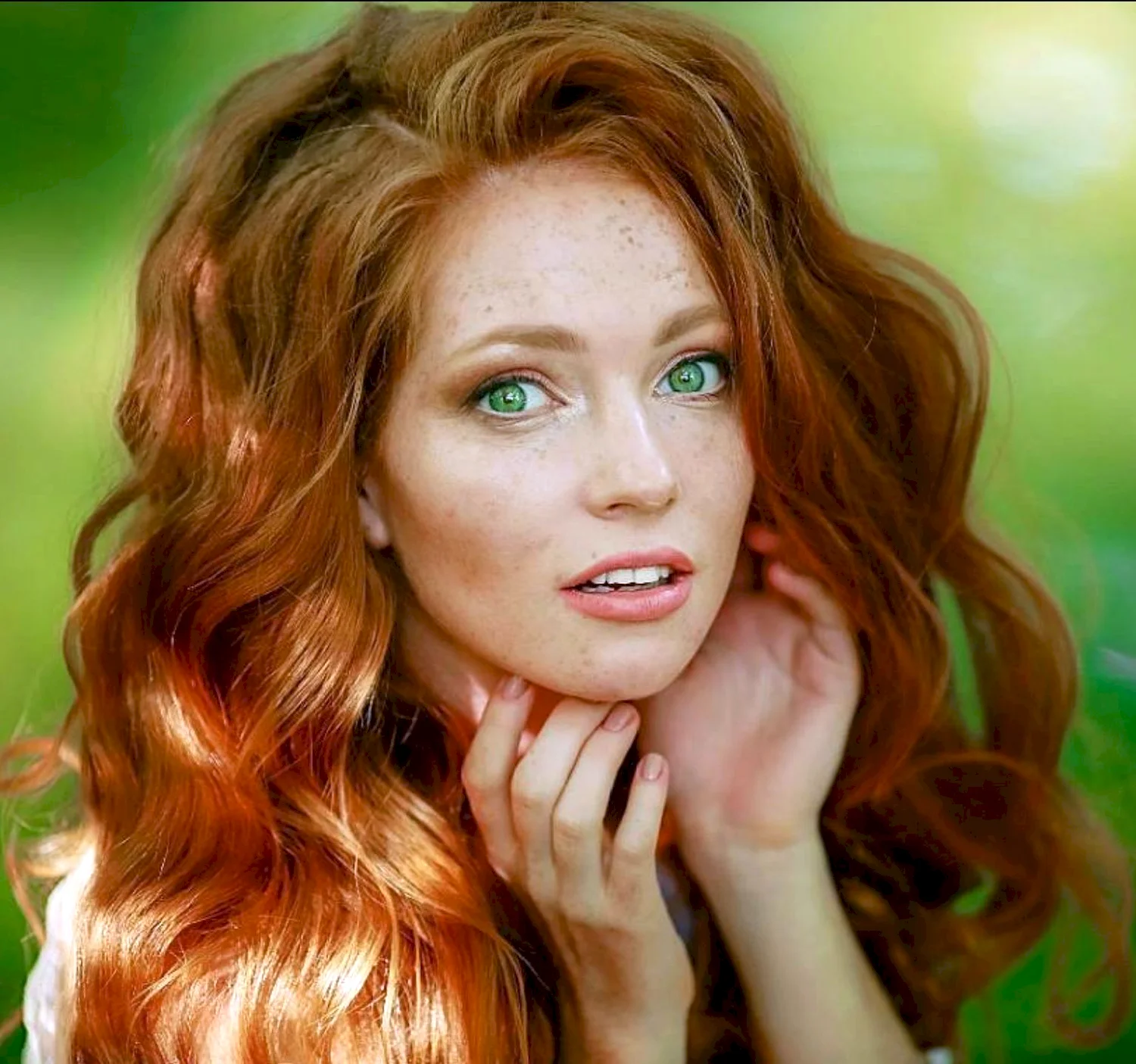 Элла Андерсон с рыжими волосами