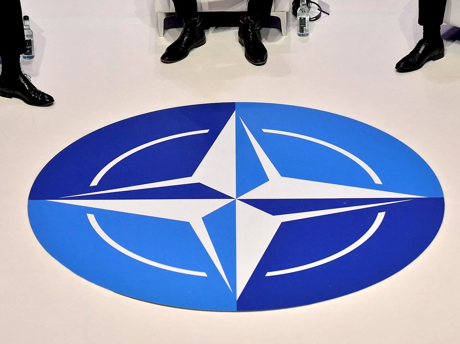 Эмблема НАТО фото