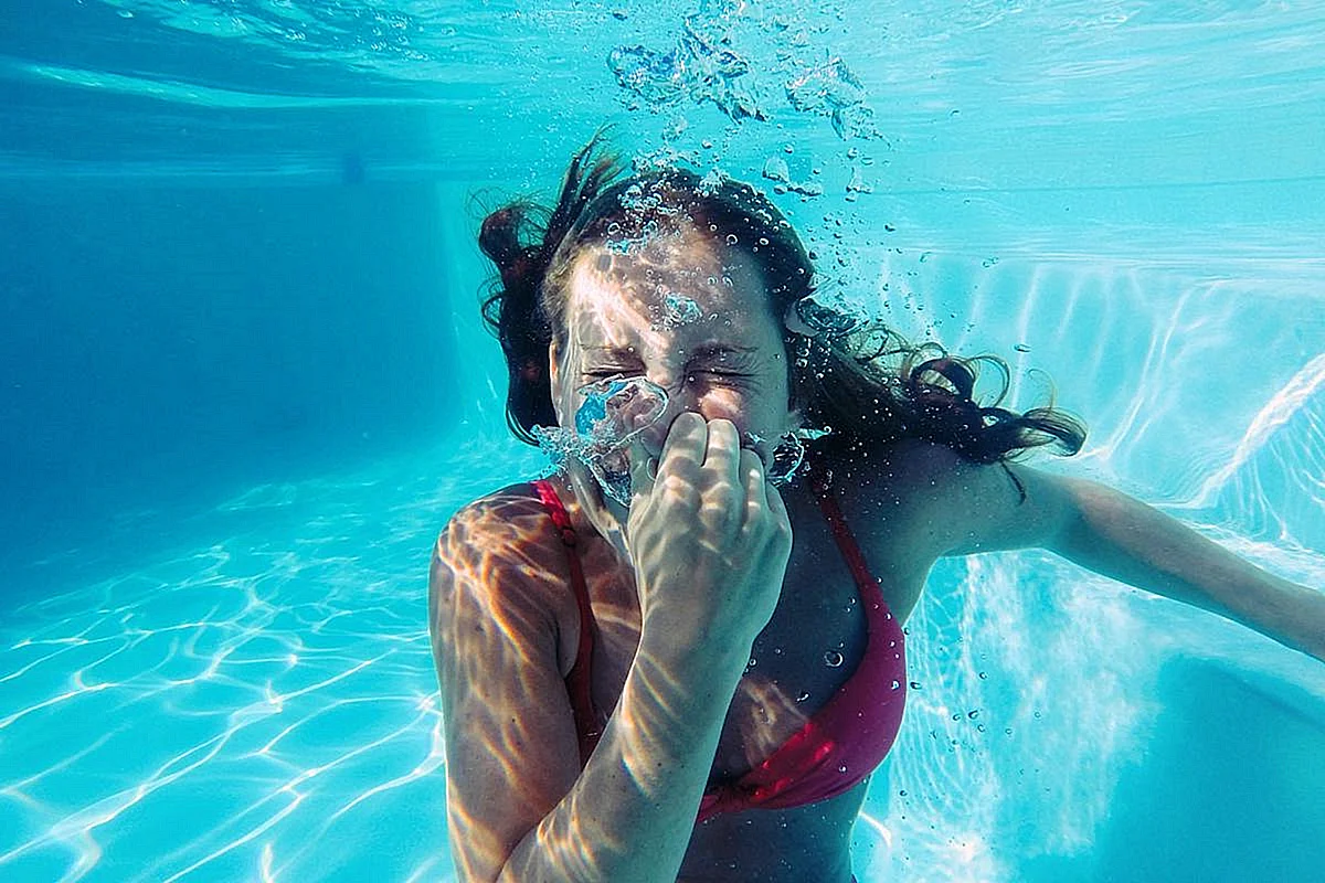 Эмили Дидонато плавает в бассейне