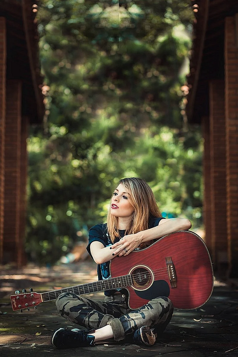 Эмили Хайнс с гитарой