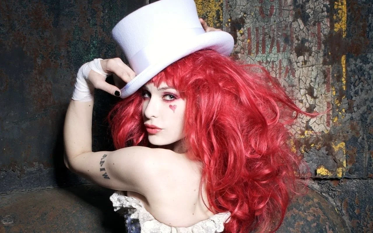 Эмили Отум с красными волосами