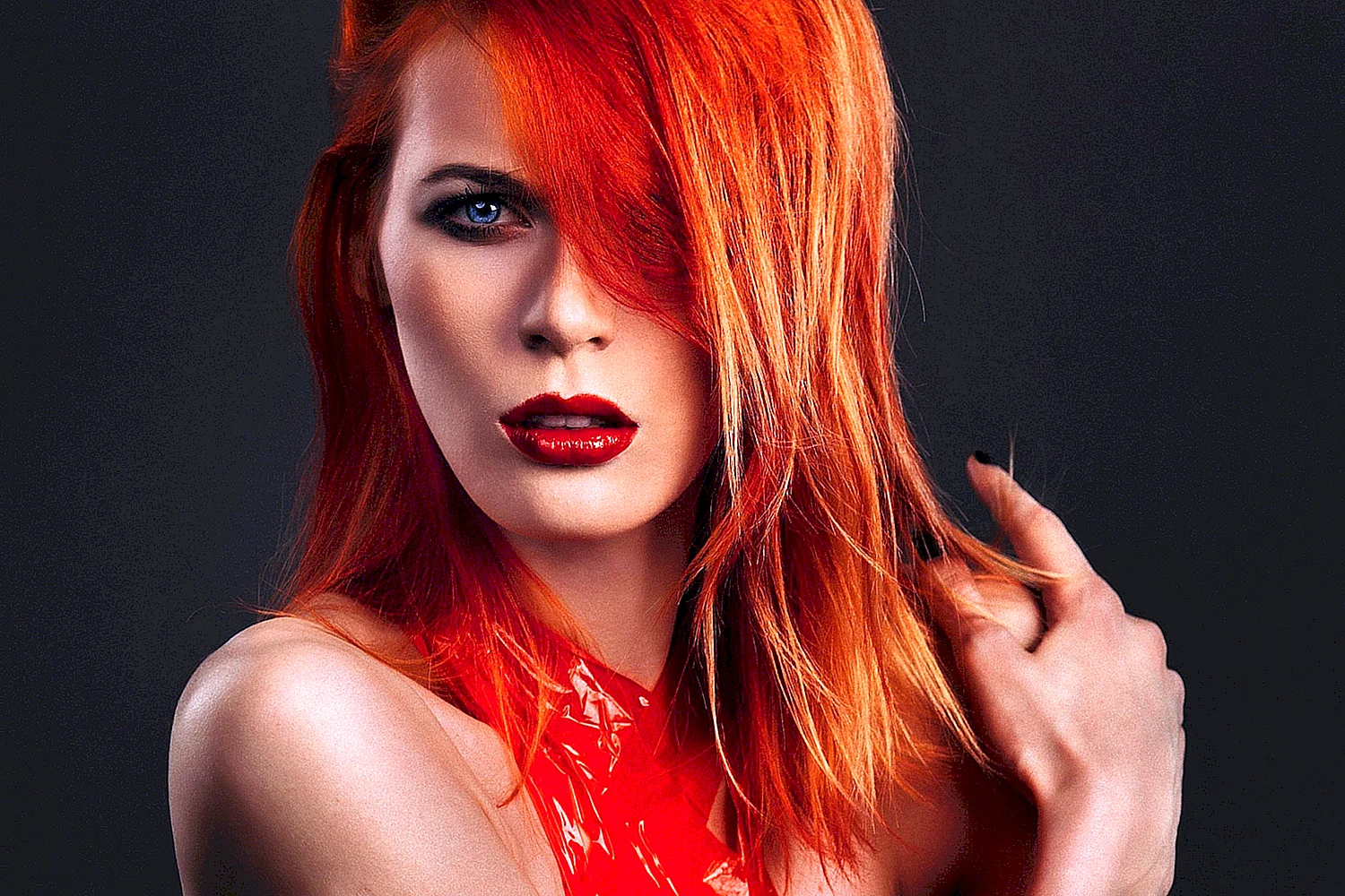Эмма Бадинг с огненно рыжими волосами