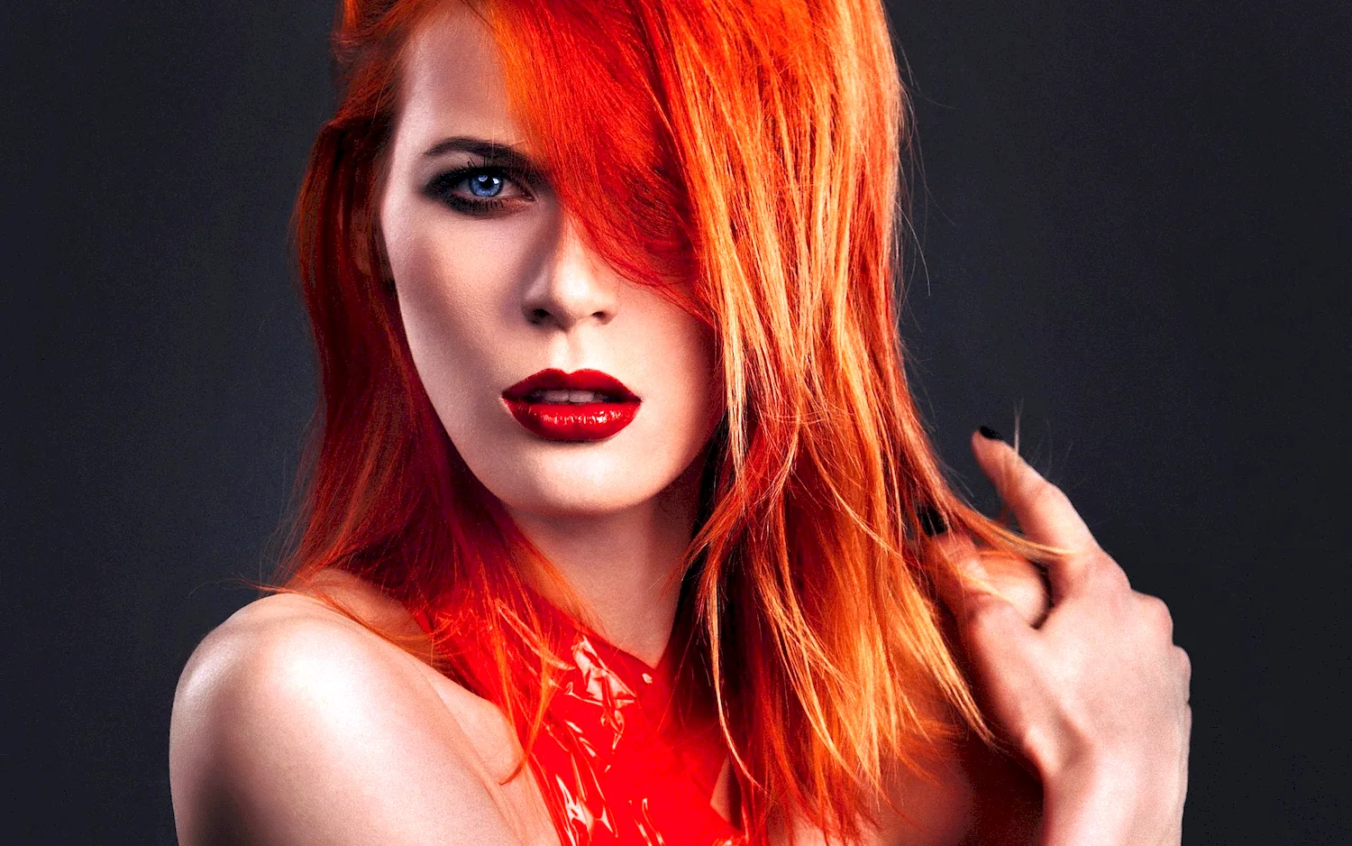 Эмма Бадинг с огненно рыжими волосами