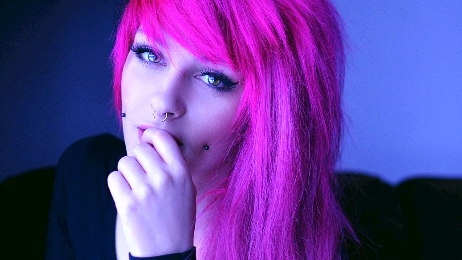Эмо с розовыми волосами