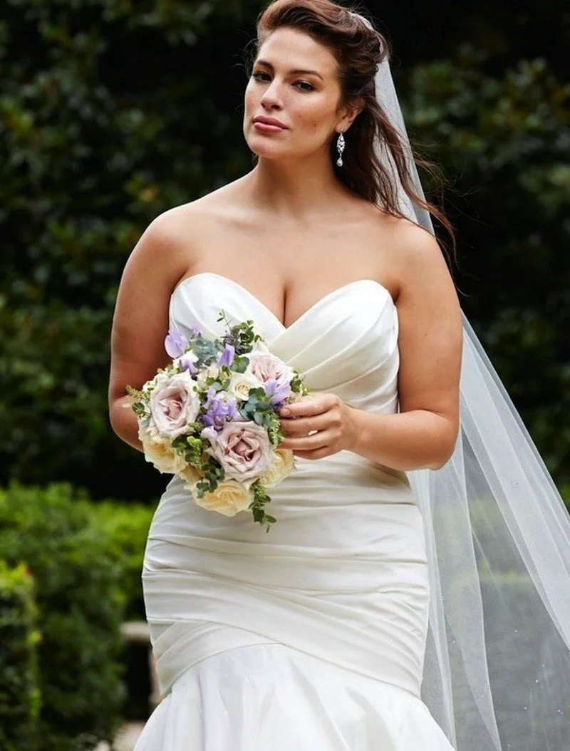 Эшли Грэм в свадебном платье