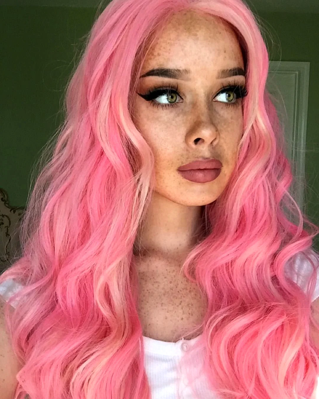 Эшли Смит с розовыми волосами