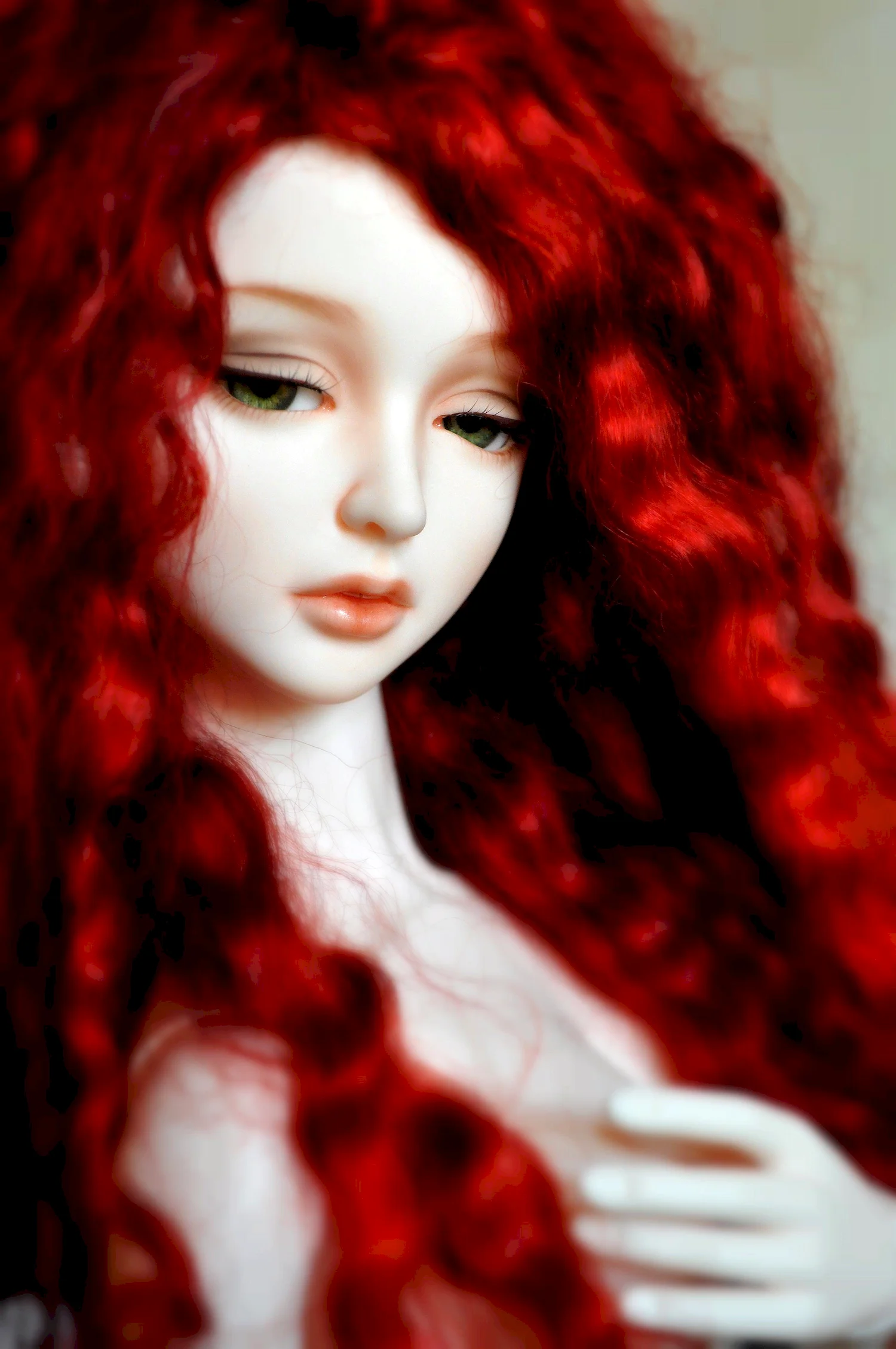 Фарфоровая кукла с красными волосами