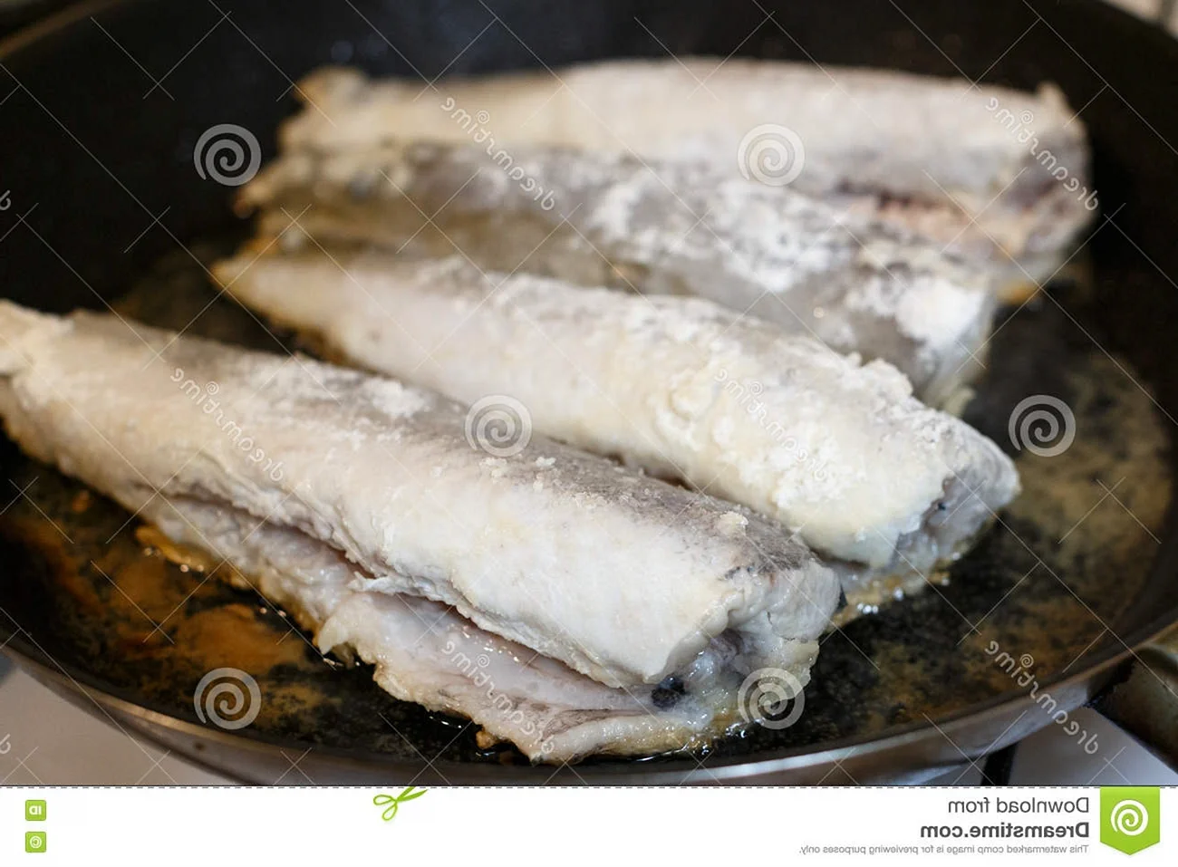 Филе хека рыба на сковородке