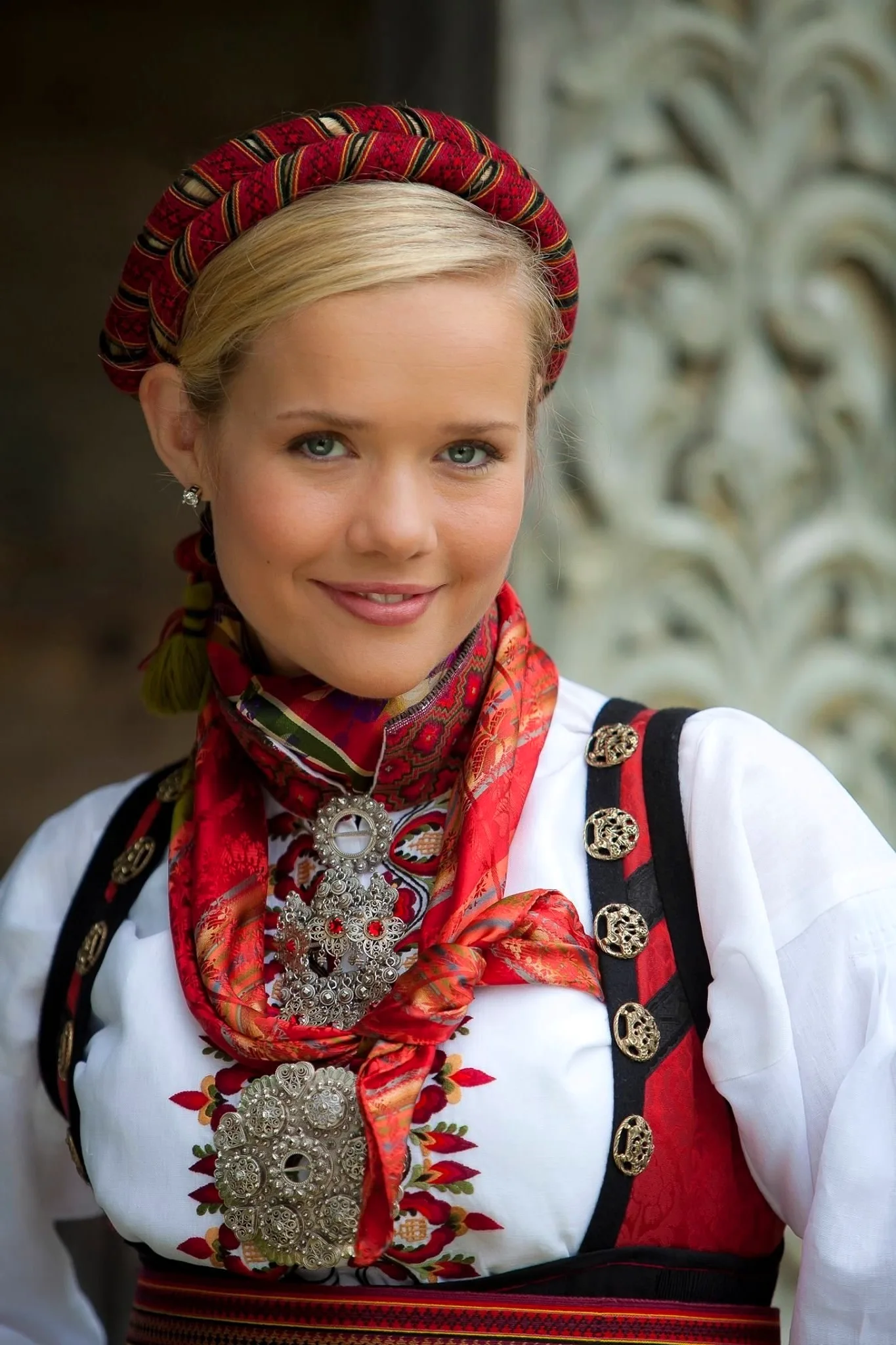 Финская девушка в национальном костюме