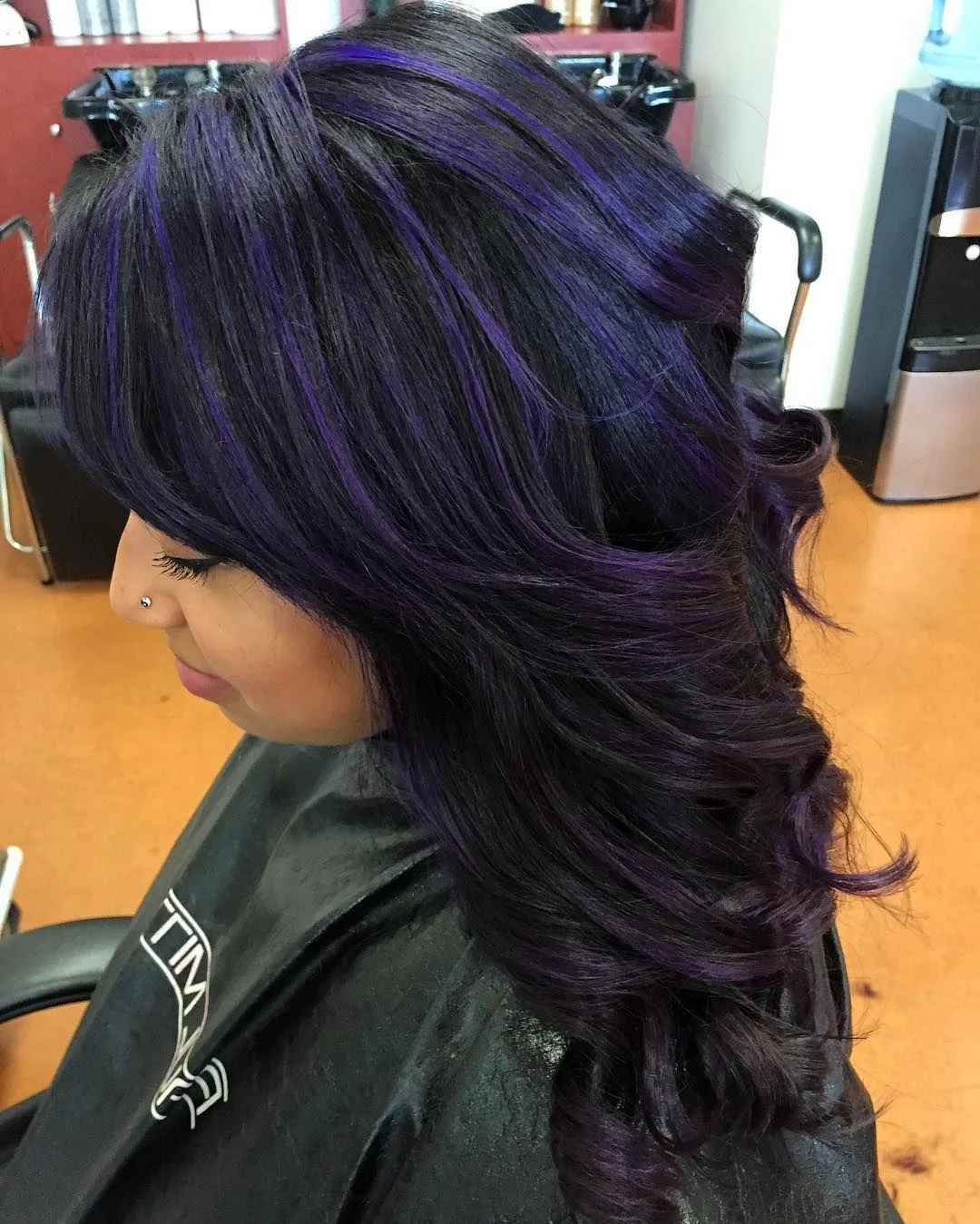 Фиолетовое мелирование на черные волосы