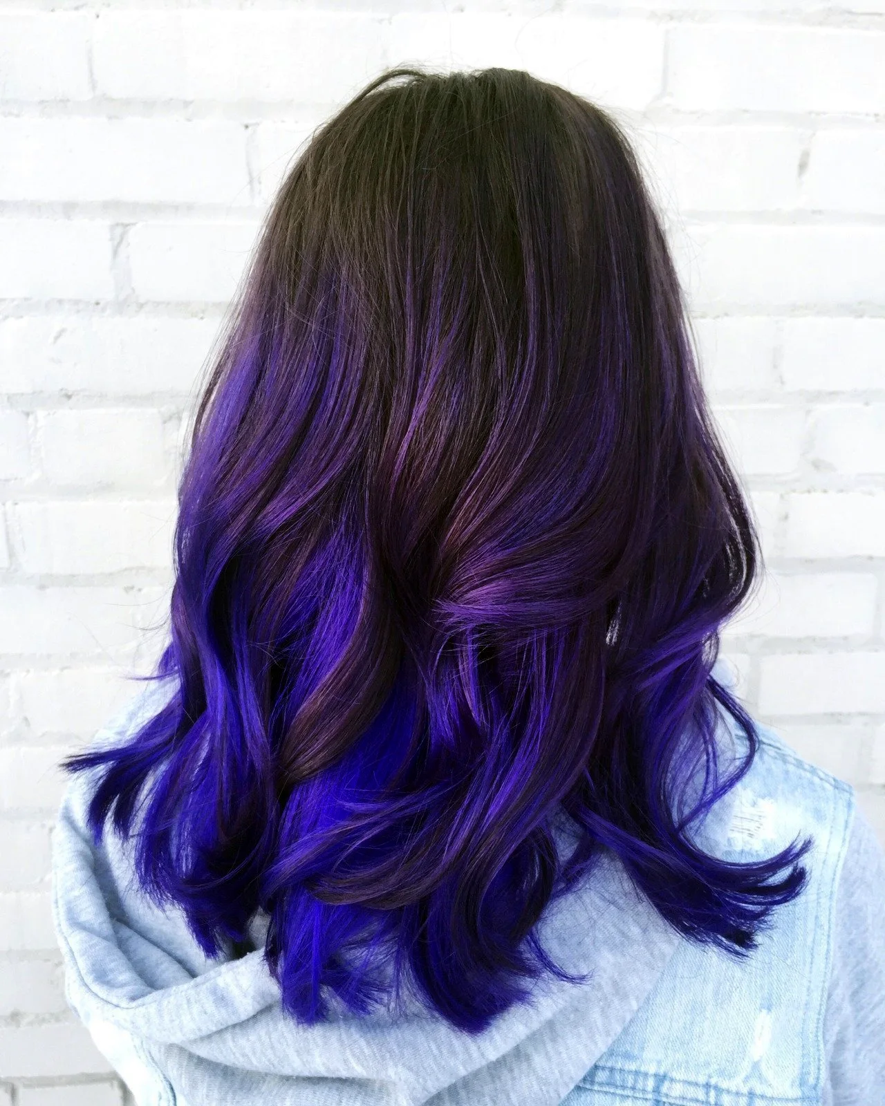 Фиолетовое омбре на темные волосы