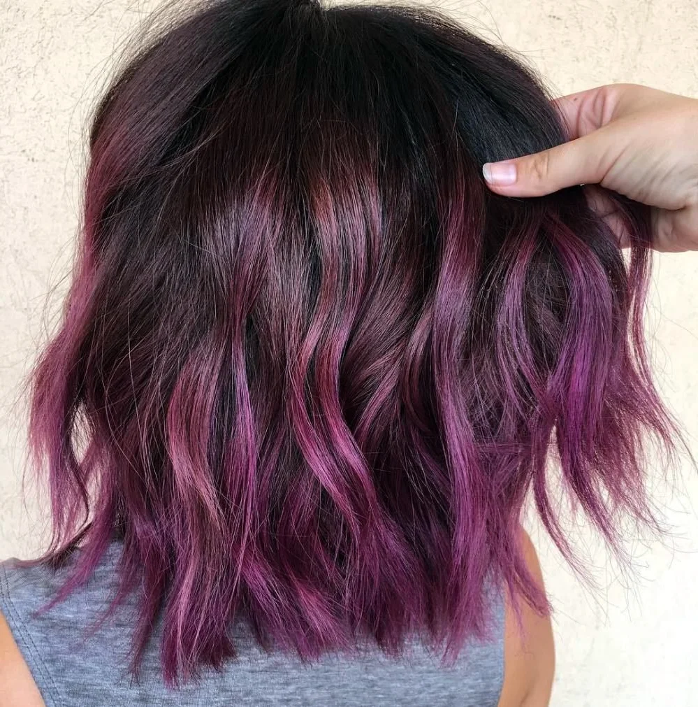 Фиолетовое омбре на темные волосы средней длины