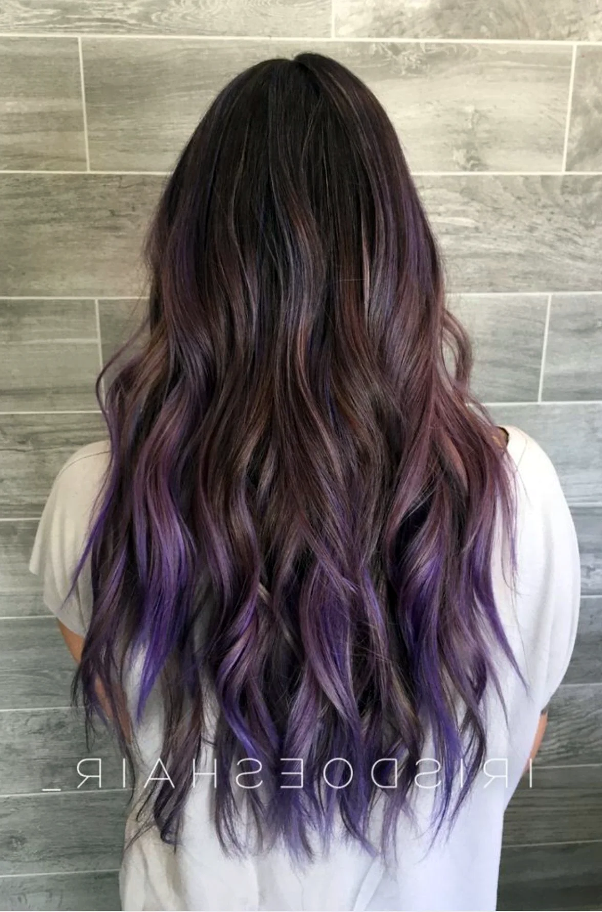 Фиолетовые кончики на русых волосах