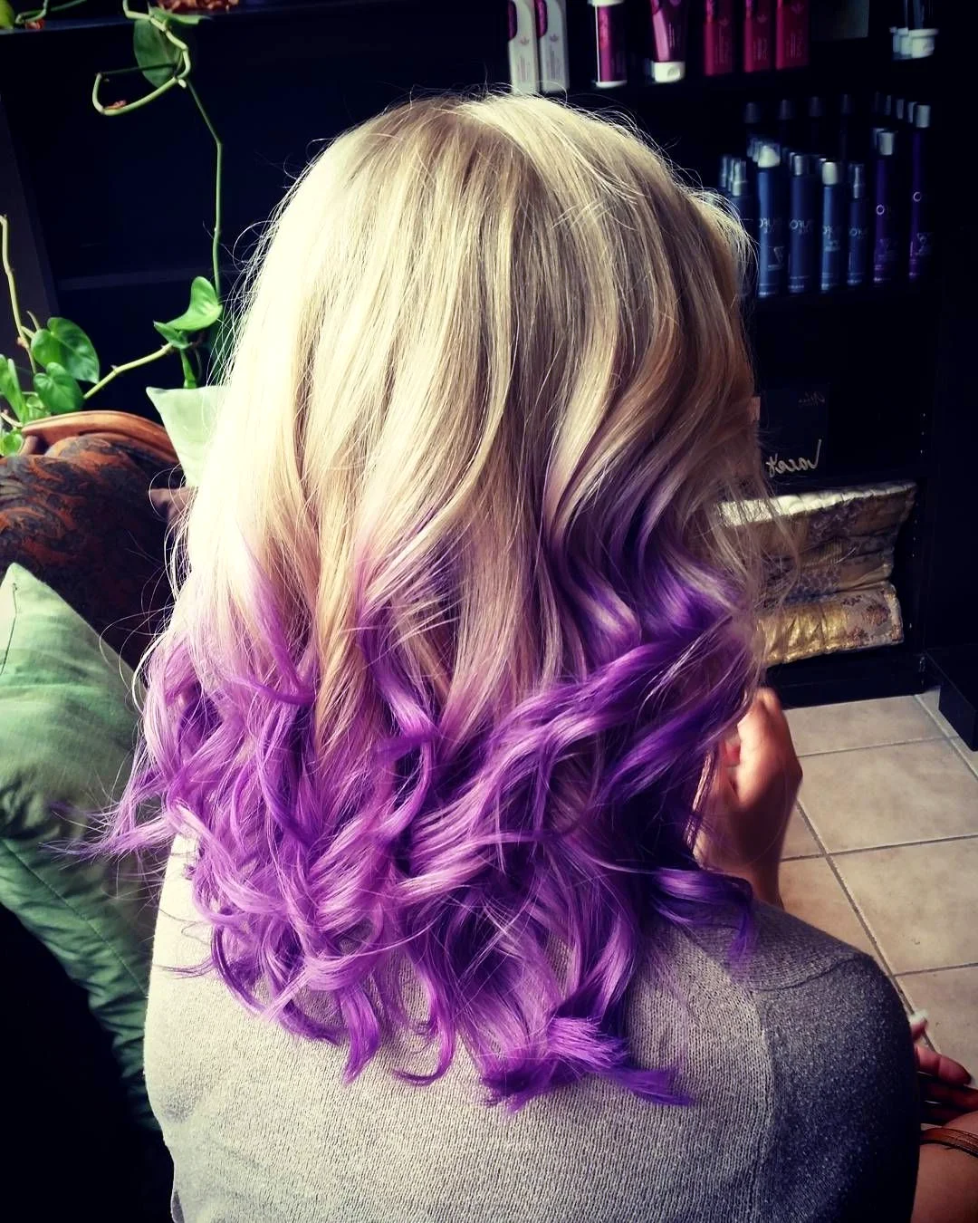 Фиолетовые кончики волос на светлых волосах