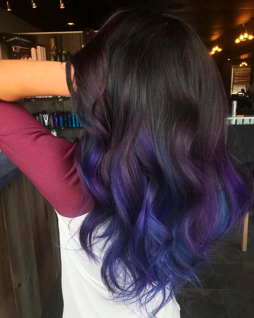 Фиолетовые концы на темных волосах
