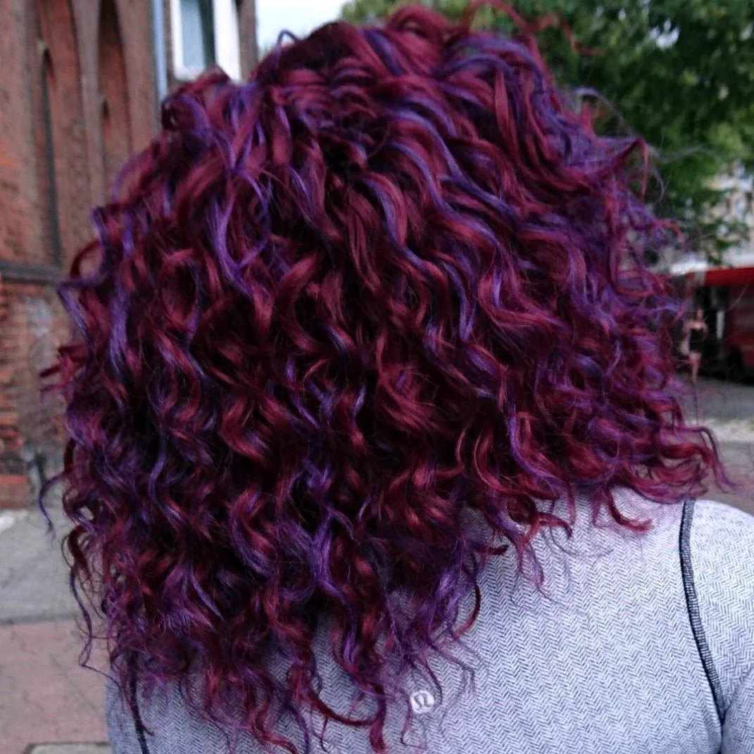 Фиолетовые кудрявые волосы