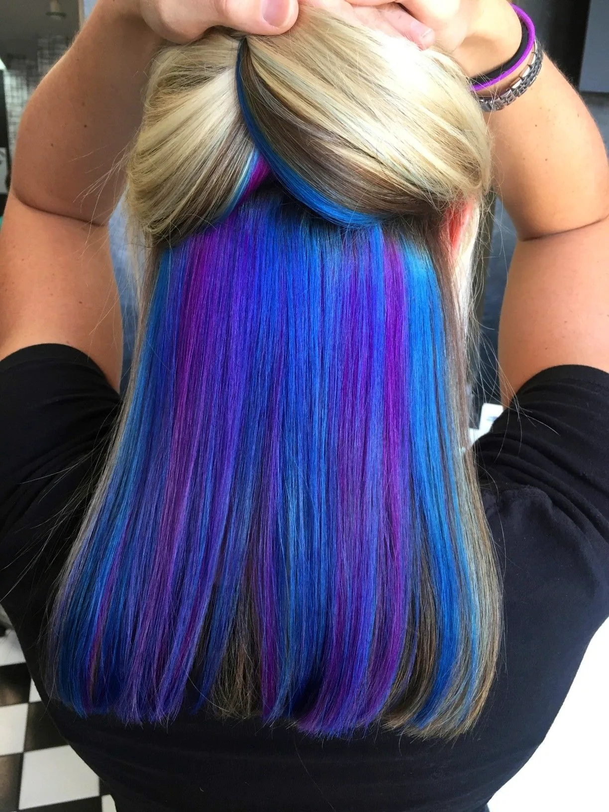 Фиолетовые полоски на волосах