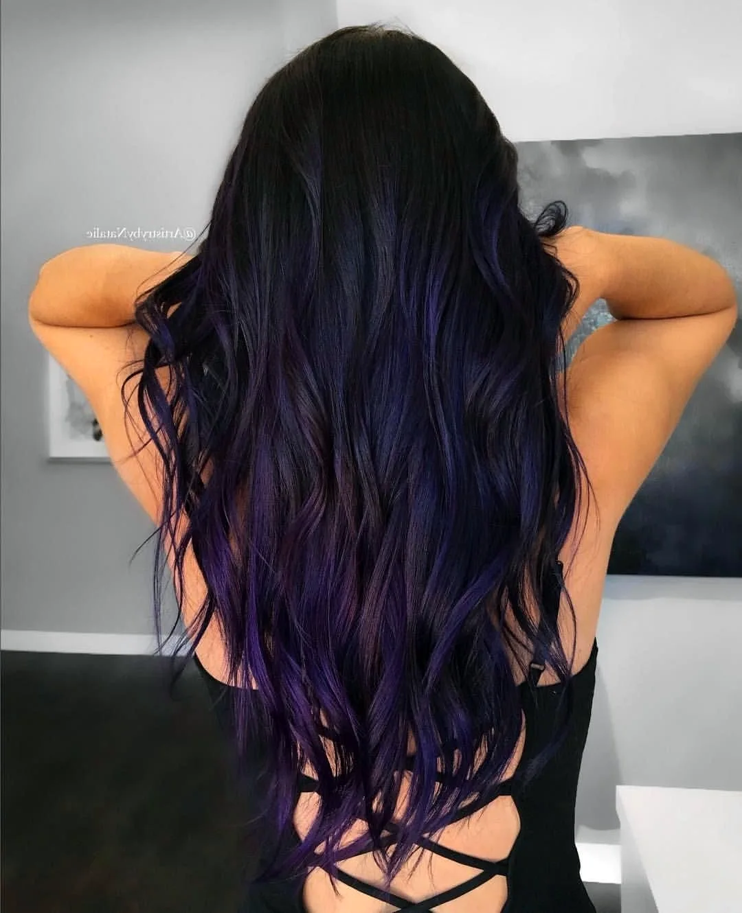 Фиолетовые пряди на длинные волосы