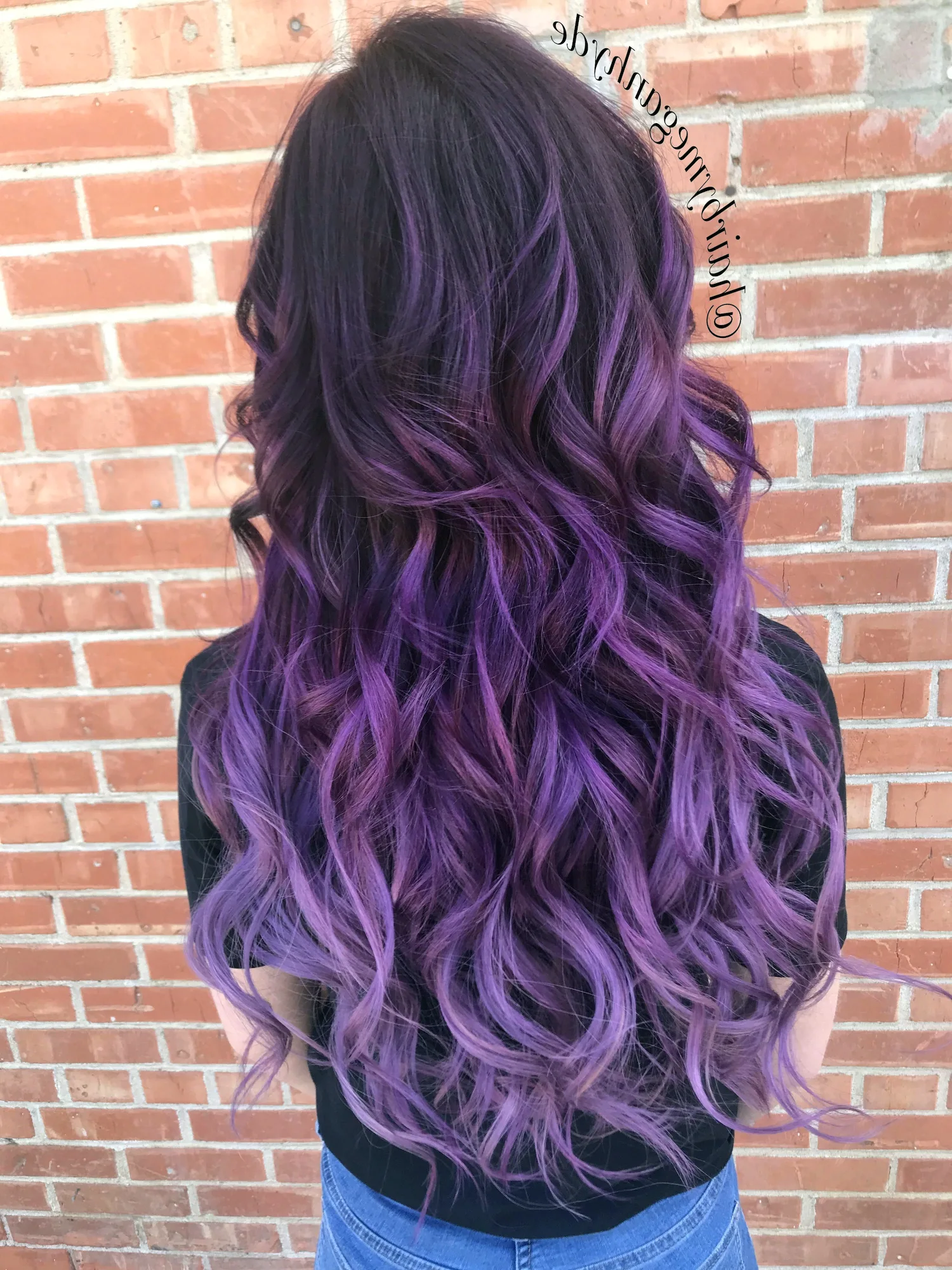Фиолетовые пряди на каштановых волосах