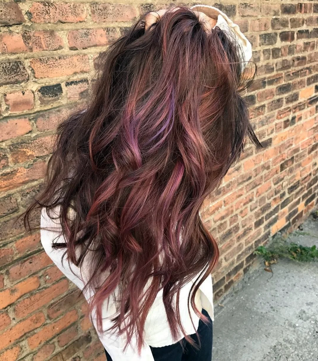 Фиолетовые пряди на коричневых волосах