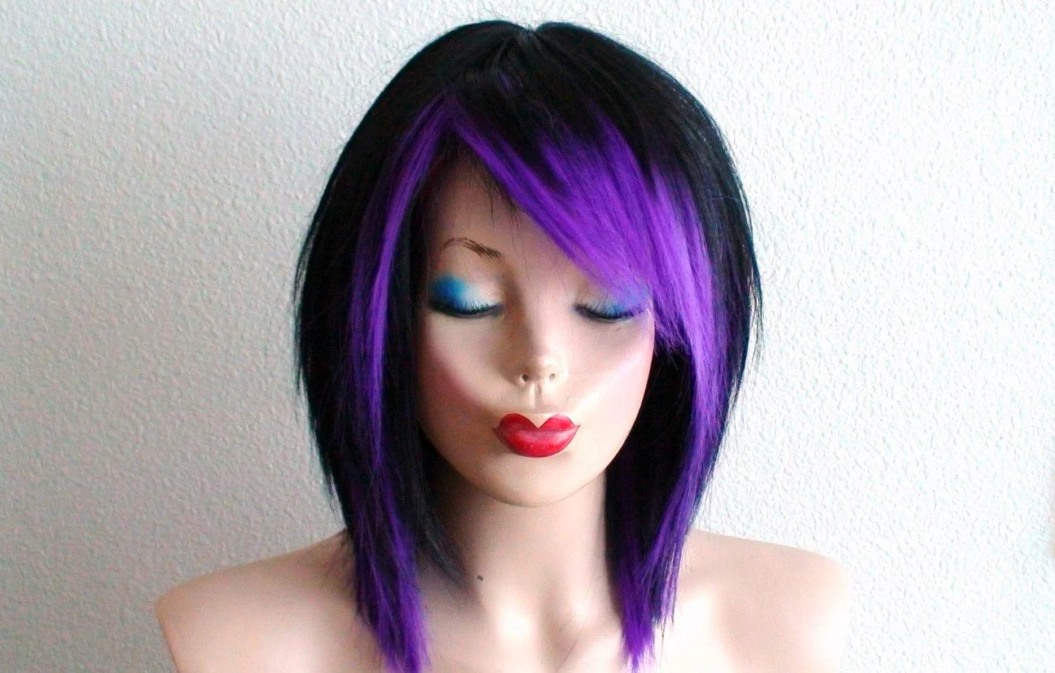 Фиолетовые пряди на коротких волосах