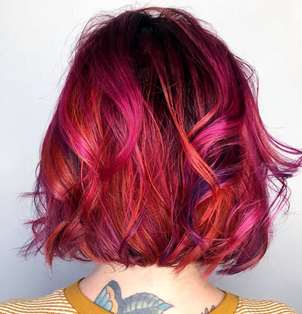 Фиолетовые пряди на рыжих волосах