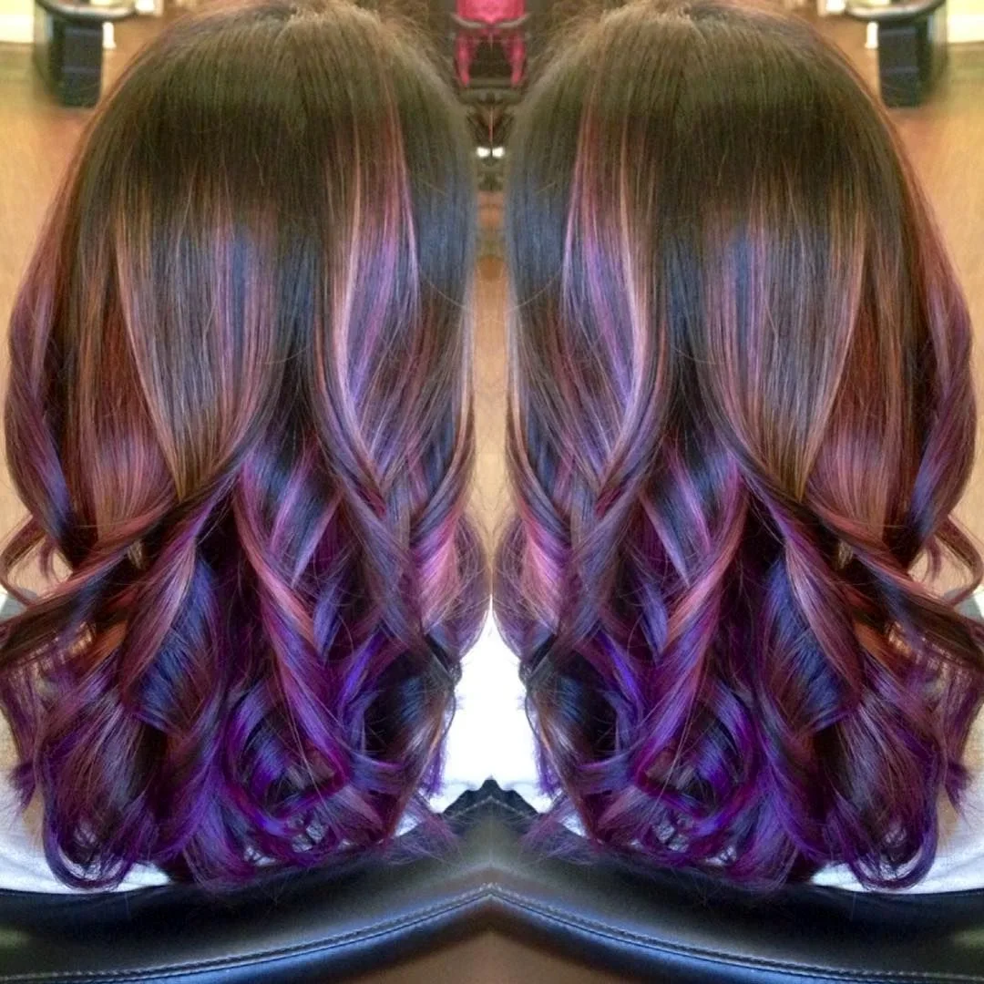 Фиолетовые пряди на шоколадных волосах