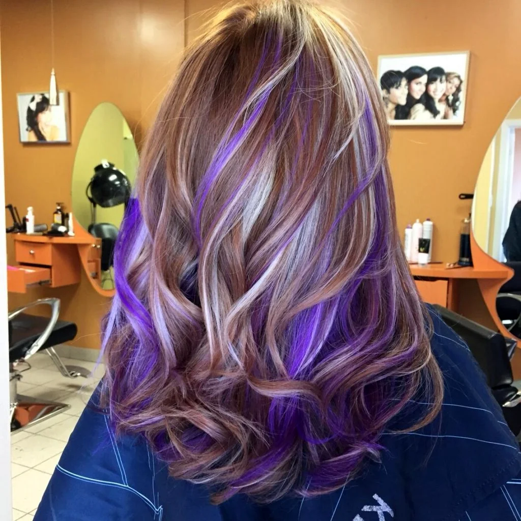 Фиолетовые пряди на светлых волосах