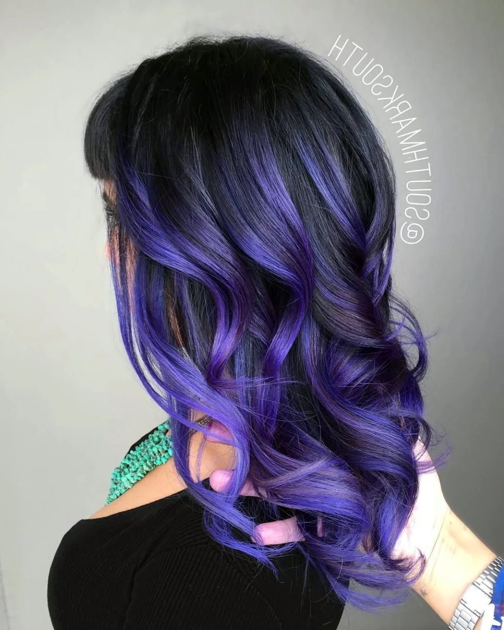 Фиолетовые пряди на темных волосах