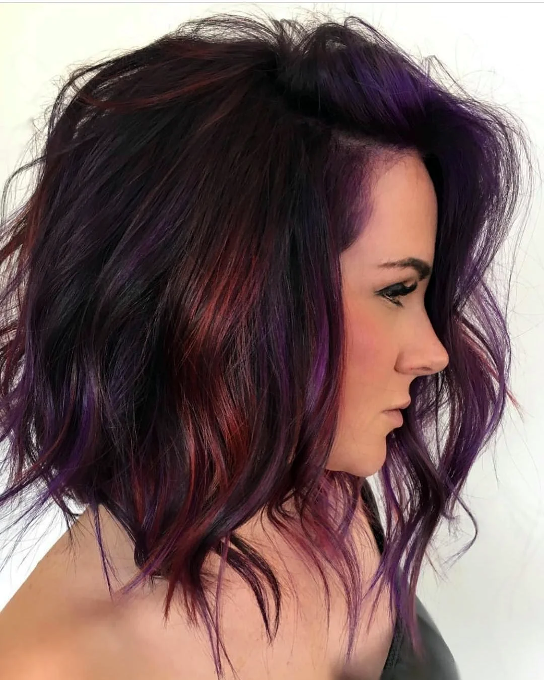 Фиолетовые пряди на темных волосах каре