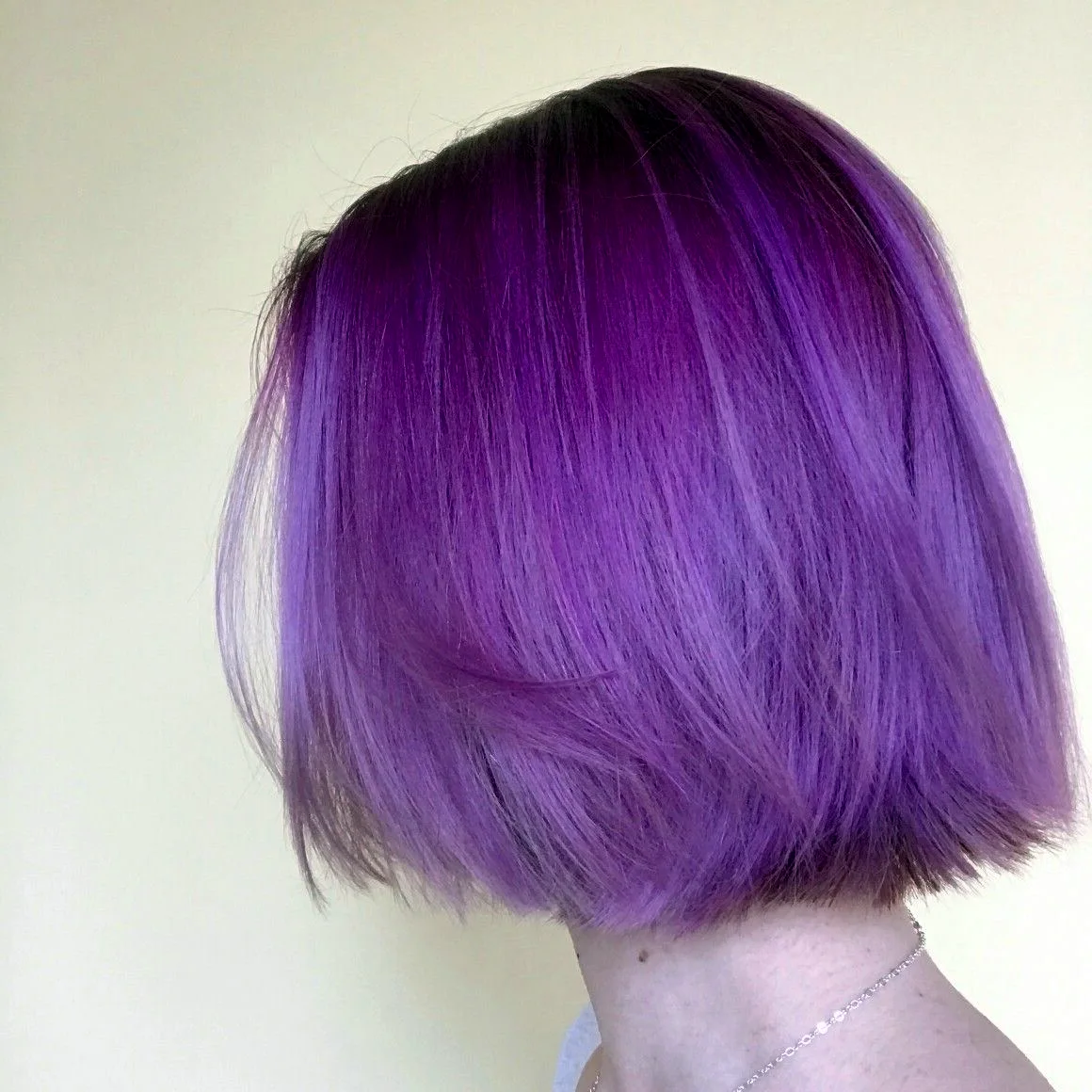 Фиолетовый вб. Фиолетовые волосы. Фиолетовые волосы короткие. Фиолетовый цвет волос каре. Сиреневые волосы короткие.