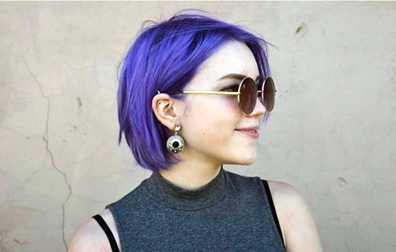Фиолетовые волосы у девушек короткие