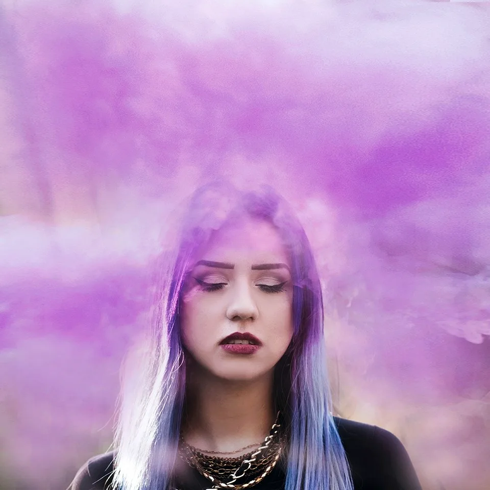 Фиолетовый дым и девушка