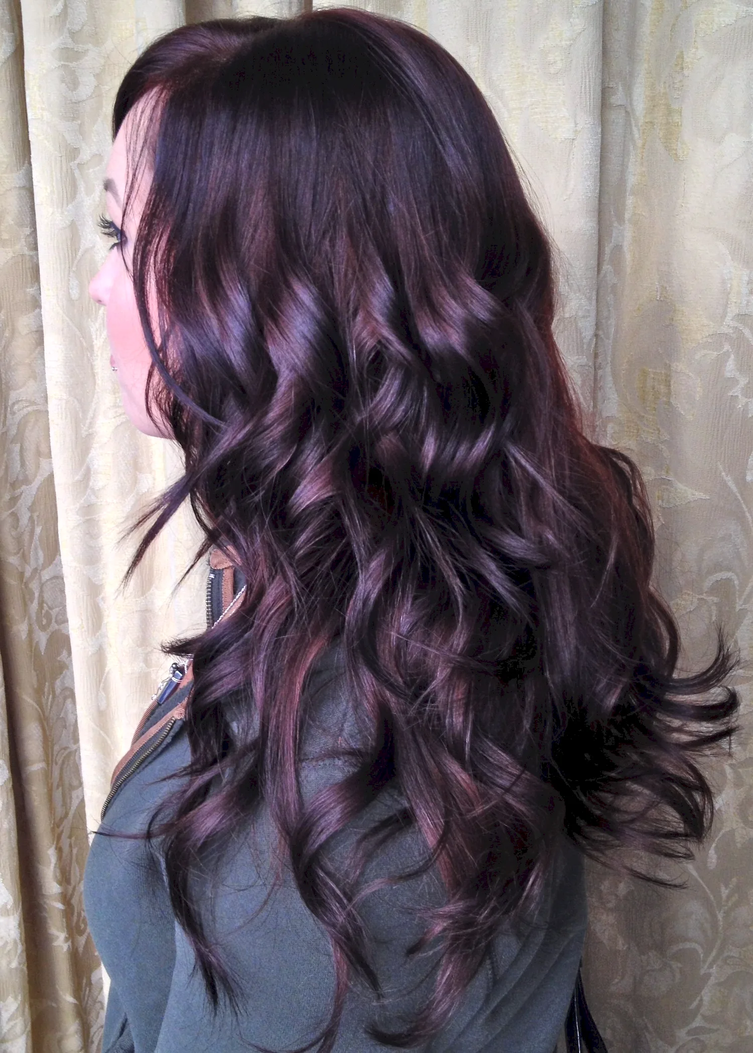 Фиолетовый оттенок на темных волосах