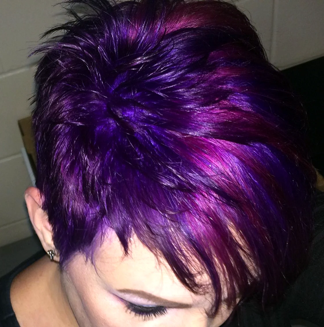 Фиолетовый цвет волос на короткие стрижки