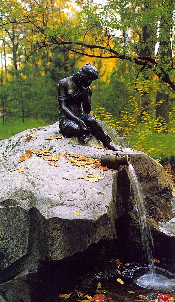 Фонтан девушка с кувшином в Екатерининском парке
