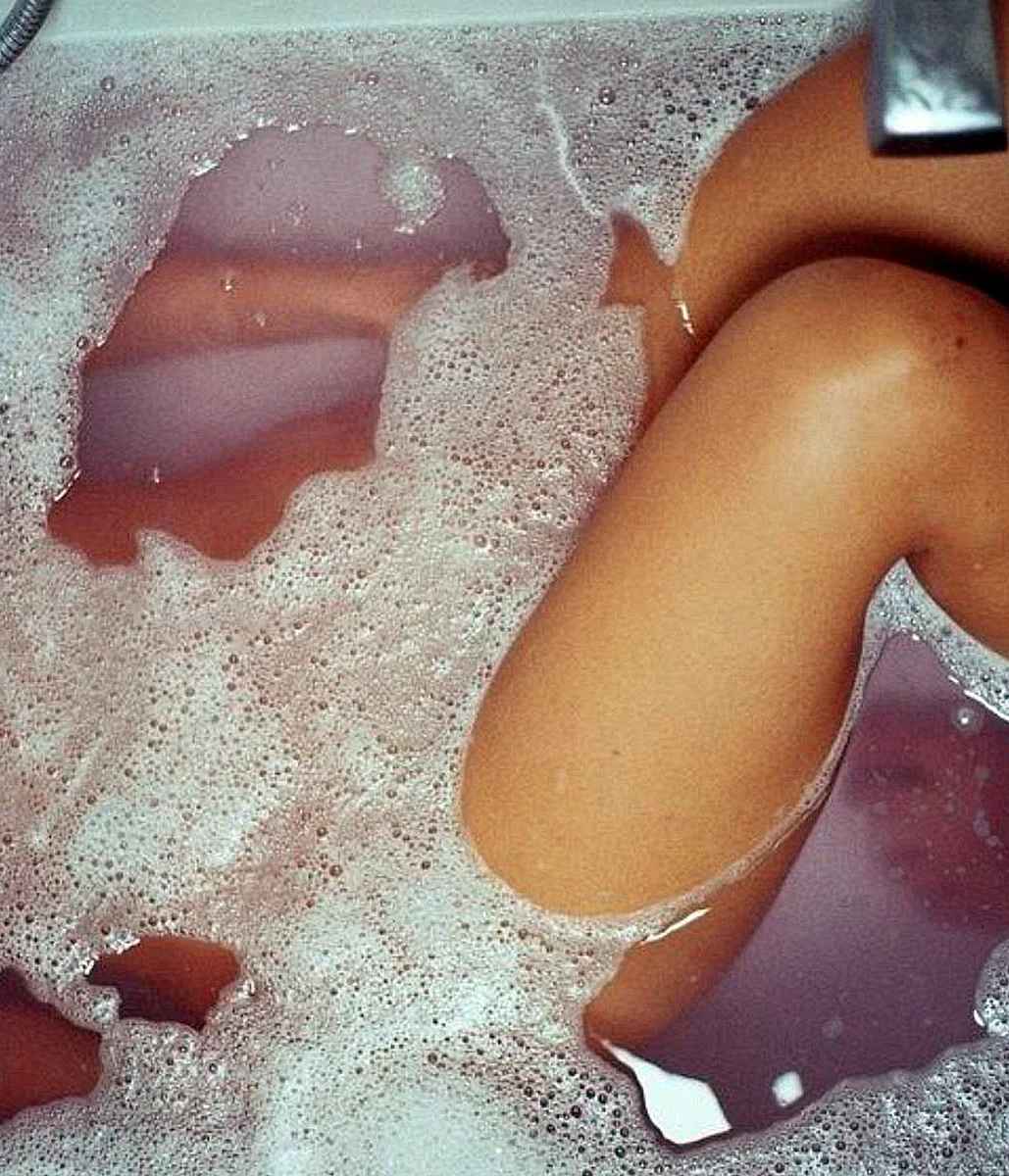 Фото девушки в ванной с пеной