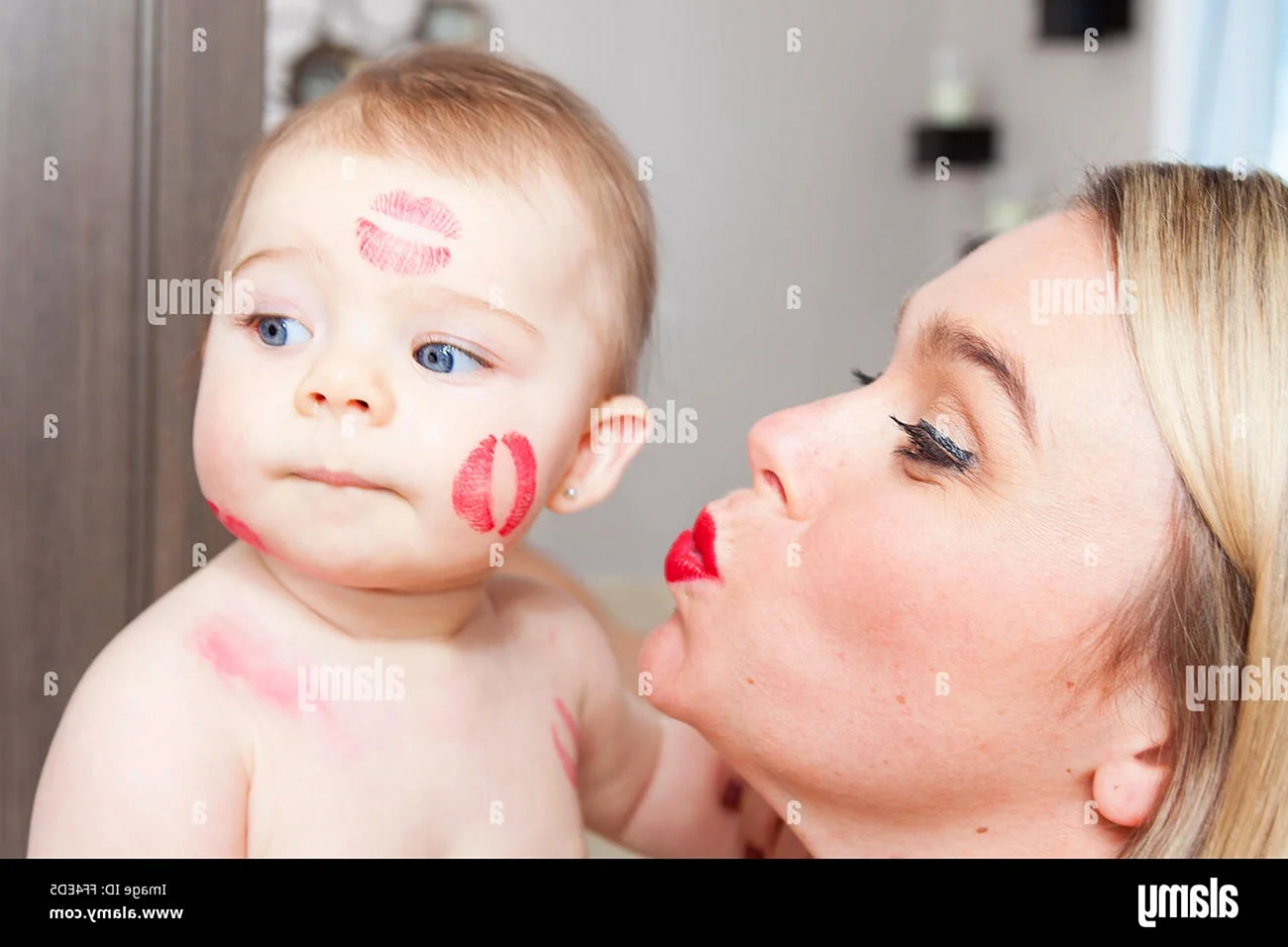 Фотосессия малыша в поцелуях