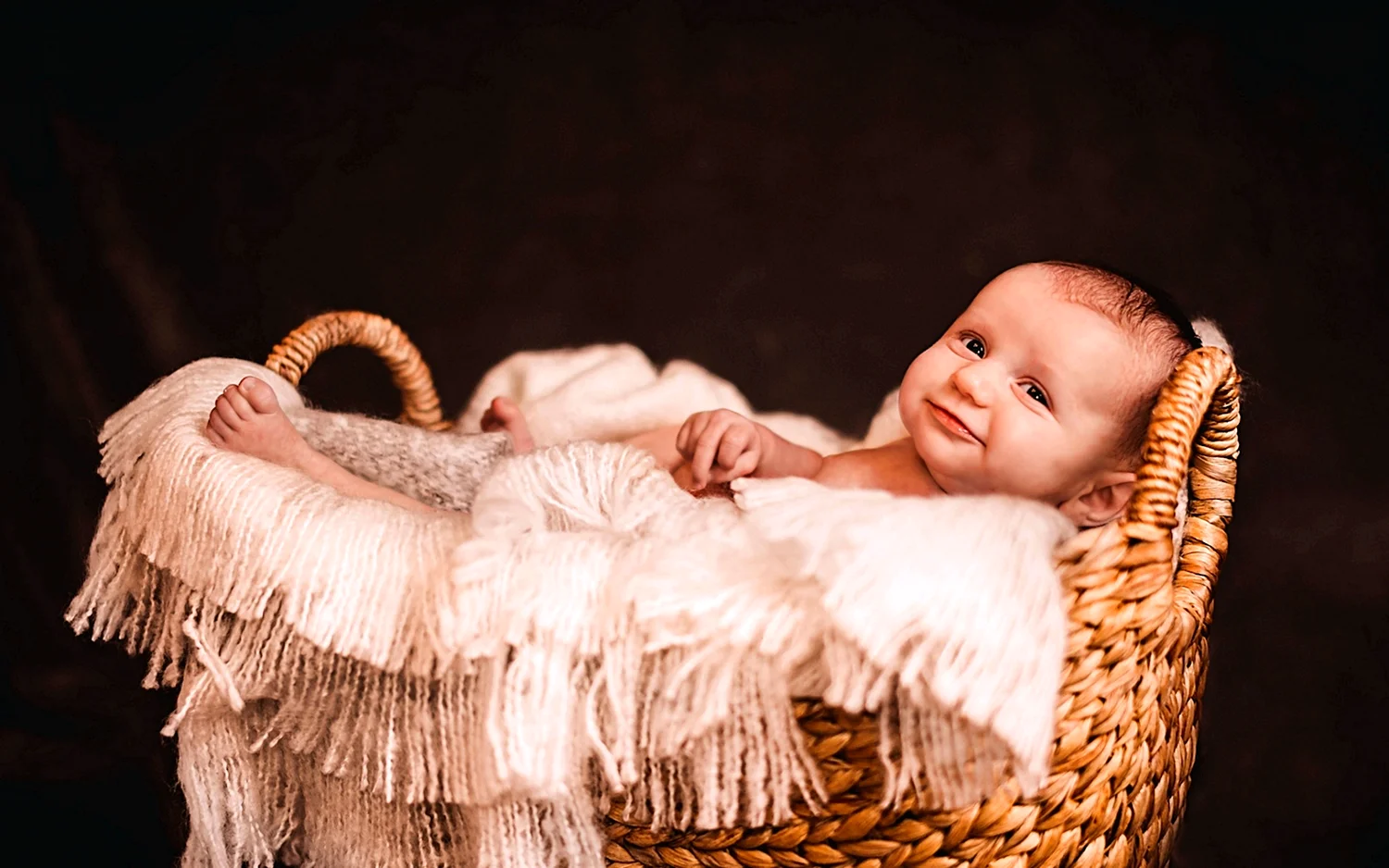 Фотосессия младенца в корзине