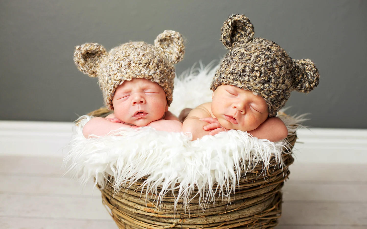 Фотосессия младенцев в шапочках