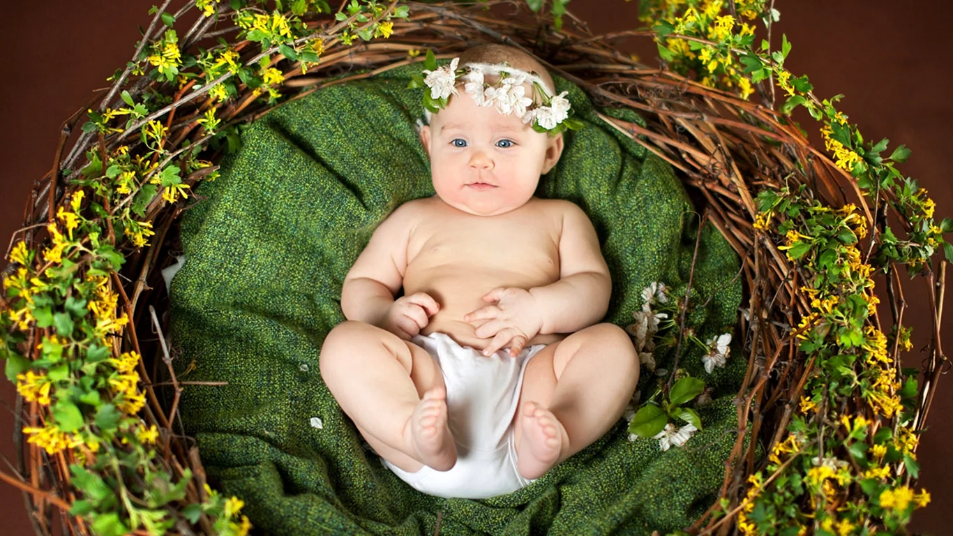Фотосессия новорожденного в цветах