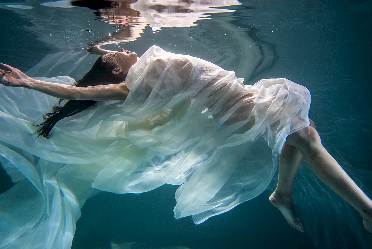 Фотосессия под водой в одежде