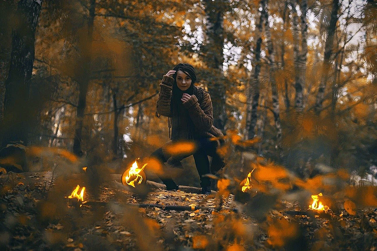 Фотосессия с огнем в лесу