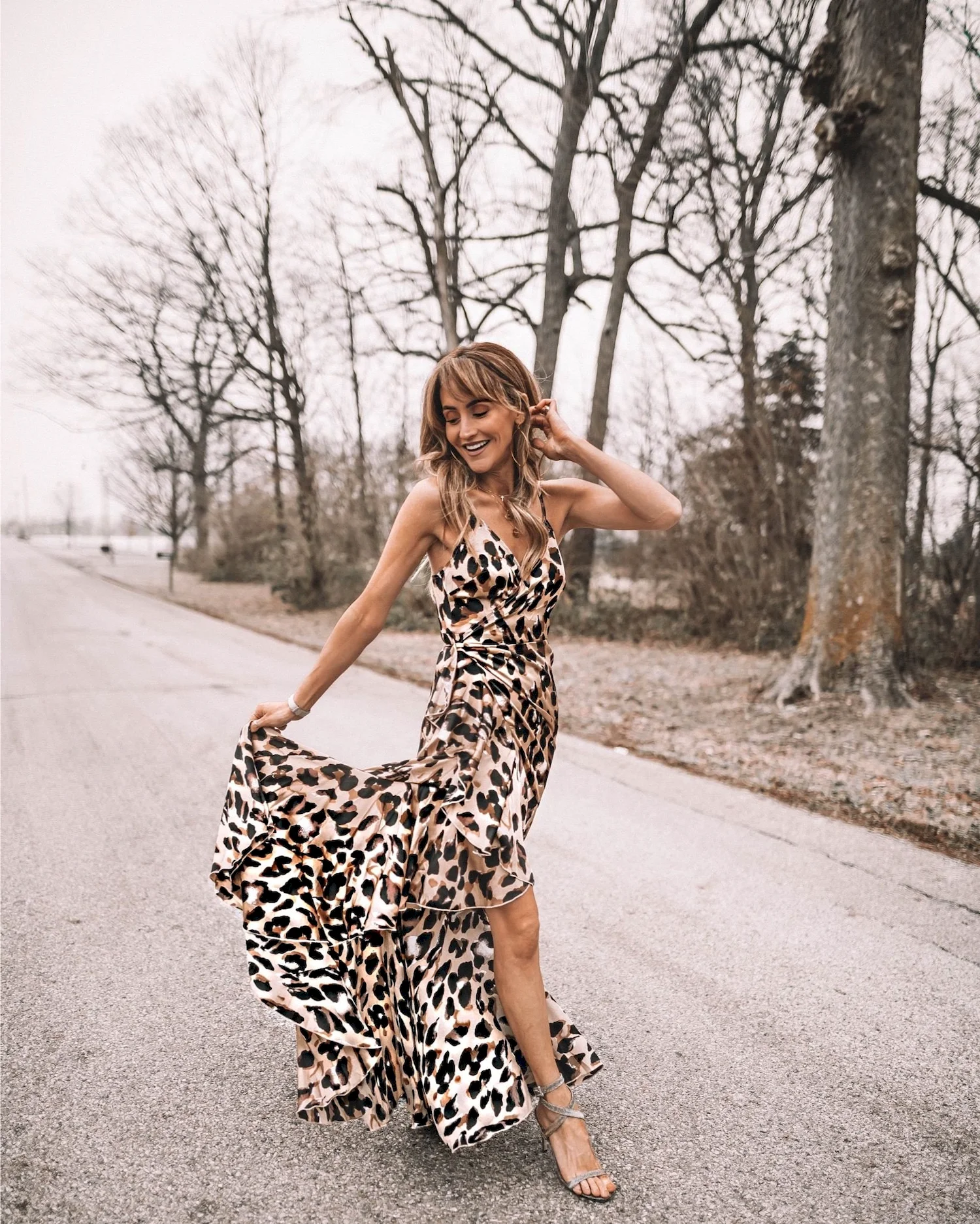 Фотосессия в леопардовом платье на природе